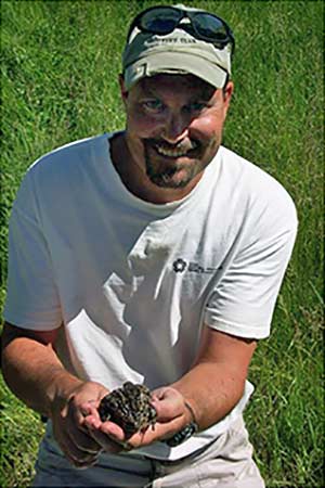 Man holding a boreal toad in his hands